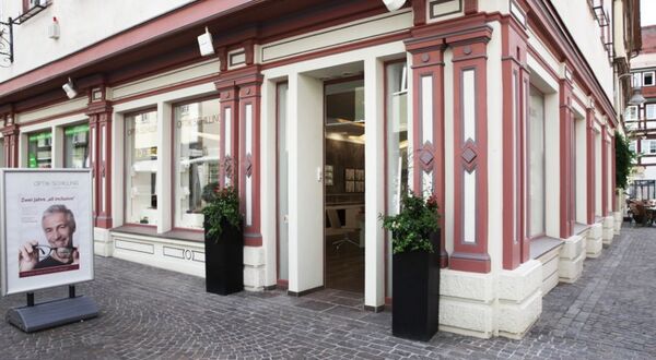Das Bild zeigt das Geschäft Optik Schilling mit stilvoller Fassade in der Innenstadt.