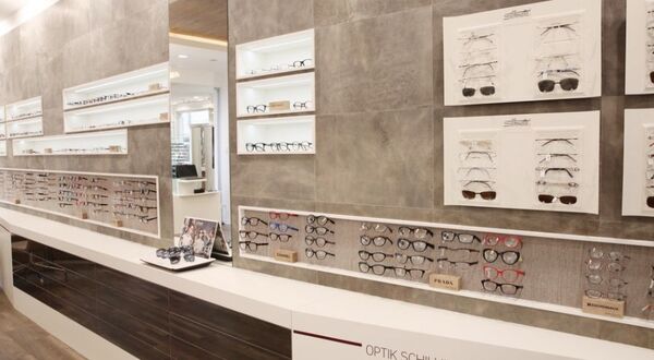 Modernes Brillengeschäft mit vielfältiger Auswahl an Markenbrillen und klarer Präsentation.